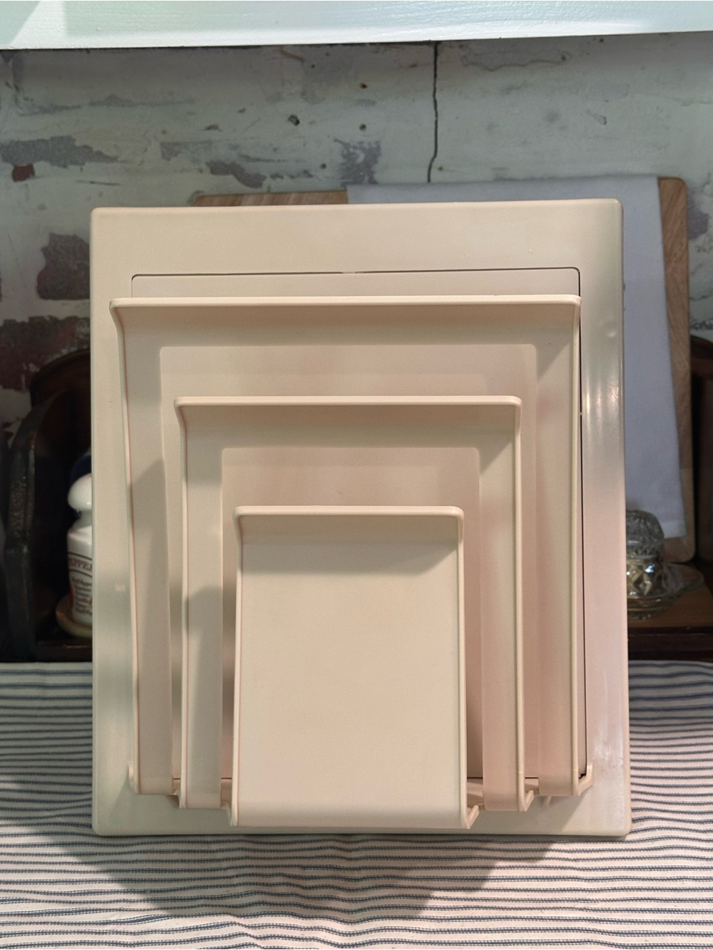 Rubbermaid Acrylic Wall Mounted Magazine Rack Holder Square Almond Vintage 2496